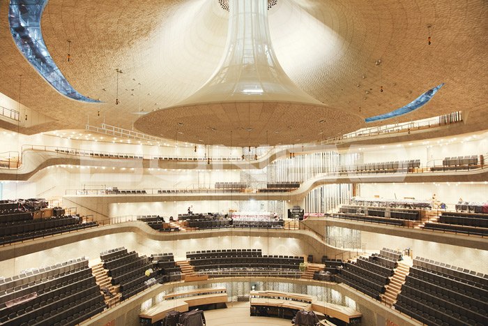 易北爱乐音乐厅同样保留了旧时码头货栈作为基座形态,赫尔佐格与德梅隆在其之上创造全新意象