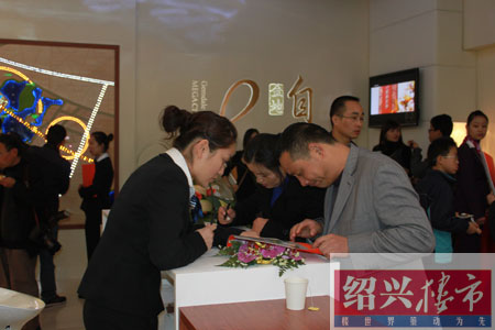 民众参观品牌馆