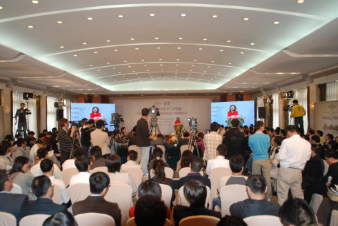 浙商家族的传承与理想“中国改革开放30年后浙商传承之道高峰对话”在杭州西子宾馆(汪庄)举行,资深传媒人士、阳光媒体集团主席杨澜女士邀请知名浙商吴良定、周晓光、中国杰出财经作家吴晓波、中欧商学院教授李秀娟共议浙商如何面对改革开放30年后风云变幻的全球经济生态。