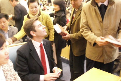 胡润俨然成为会场最耀眼明星