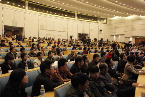 认真听取胡润发布“胡润百富IT富豪榜”