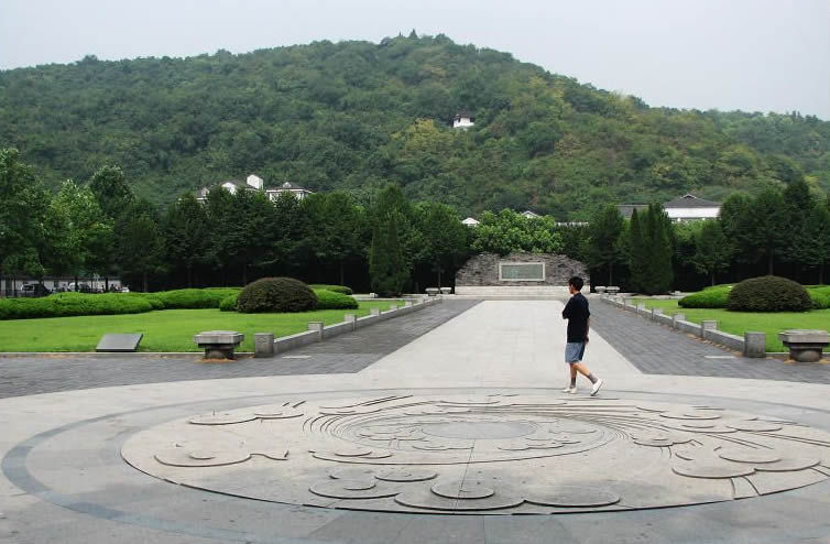 察院前巷南侧为太庙广场，西端为紫阳山