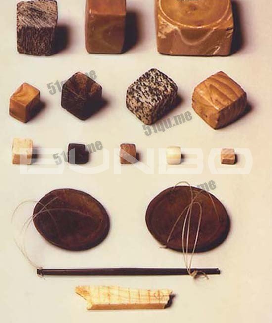 从摩亨佐达罗发掘出来的石称和秤砣等