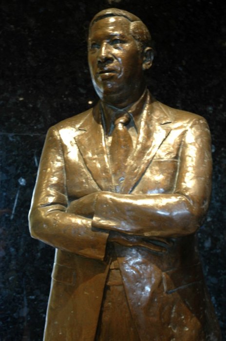 新加坡丰隆集团创始人郭芳枫先生塑像