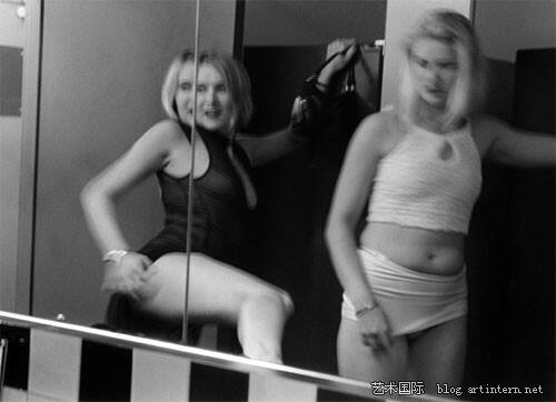  米雅·当娜凡.《浴室》.摄影.2001年