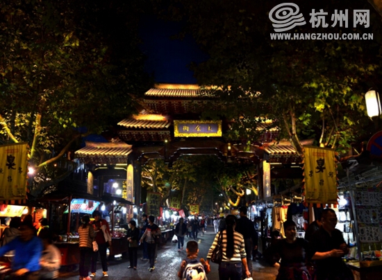 美食街牌坊提升了照明的完整性和亮度的统一性