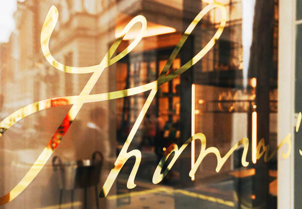 英国奢侈品牌Burberry首家咖啡馆在其伦敦旗舰店（Regent 街121号）开张