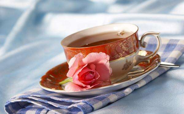 下午茶一般用纯品茶，如大吉岭、伯爵茶、锡兰茶