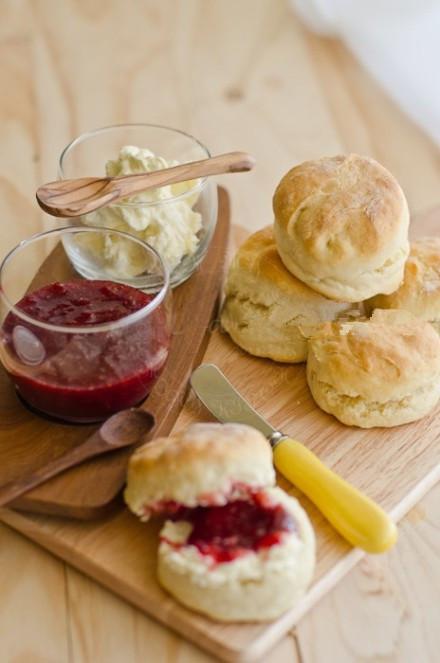 吃司康饼要用小刀横切成上下两半，中间涂上果酱和凝脂奶油