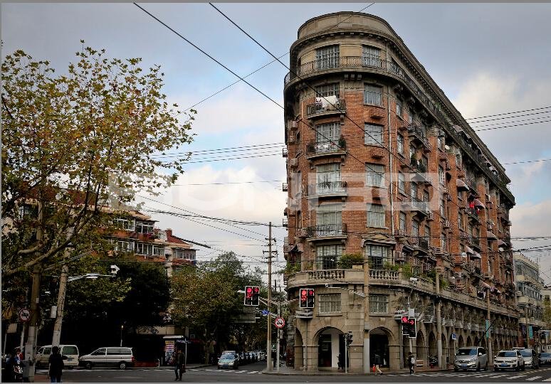 淮海路口的武康大楼