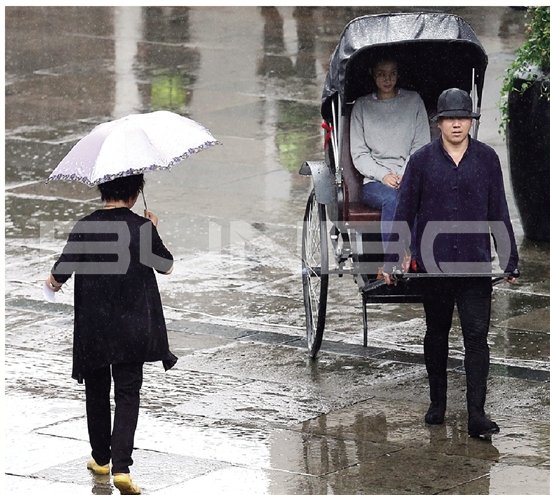 南宋皇城小镇:市民体验黄包车　林云龙　摄