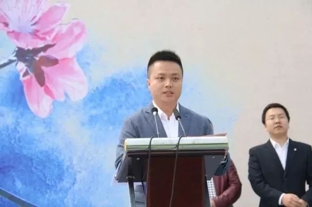 陕西蓝霸白鹿景上花苑实业有限公司副总经理陈健介绍了蓝田白鹿原“梦里桃源醉西安”项目基本情况