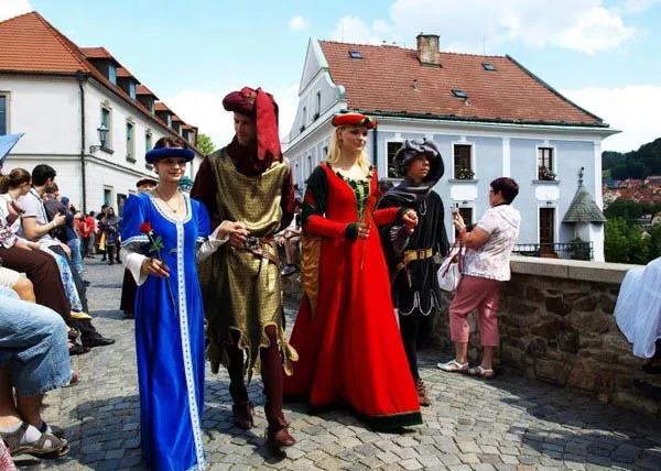 小镇符号在小镇庆典与活动中的应用