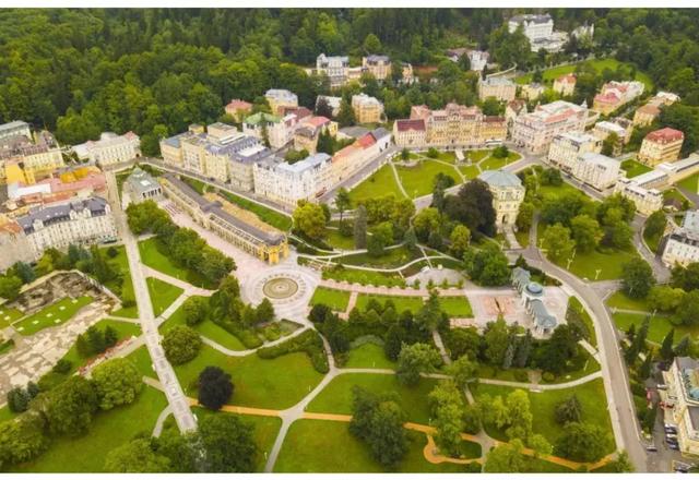 这是真正的养老小镇，温泉驱动，但远没有那么简单