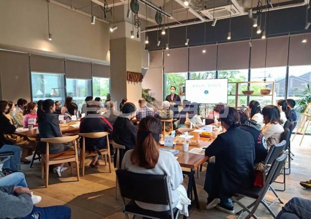 蓝润天使学校场场爆满的“校长有约”活动现场图