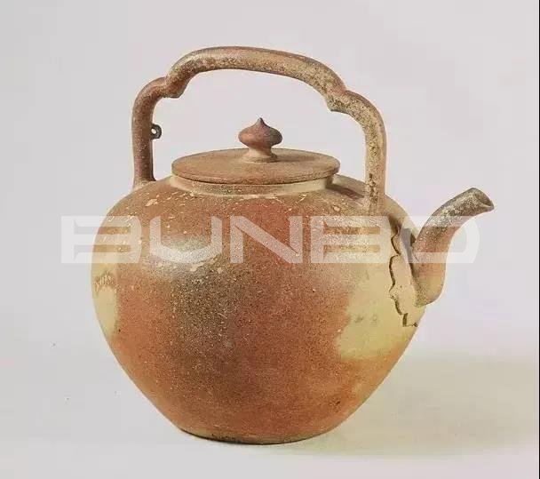 南京中华门外谷里油坊桥明代司礼太监吴经墓出土一把紫砂壶 南京中华门外谷里油坊桥明代司礼太监吴经墓出土一把紫砂壶