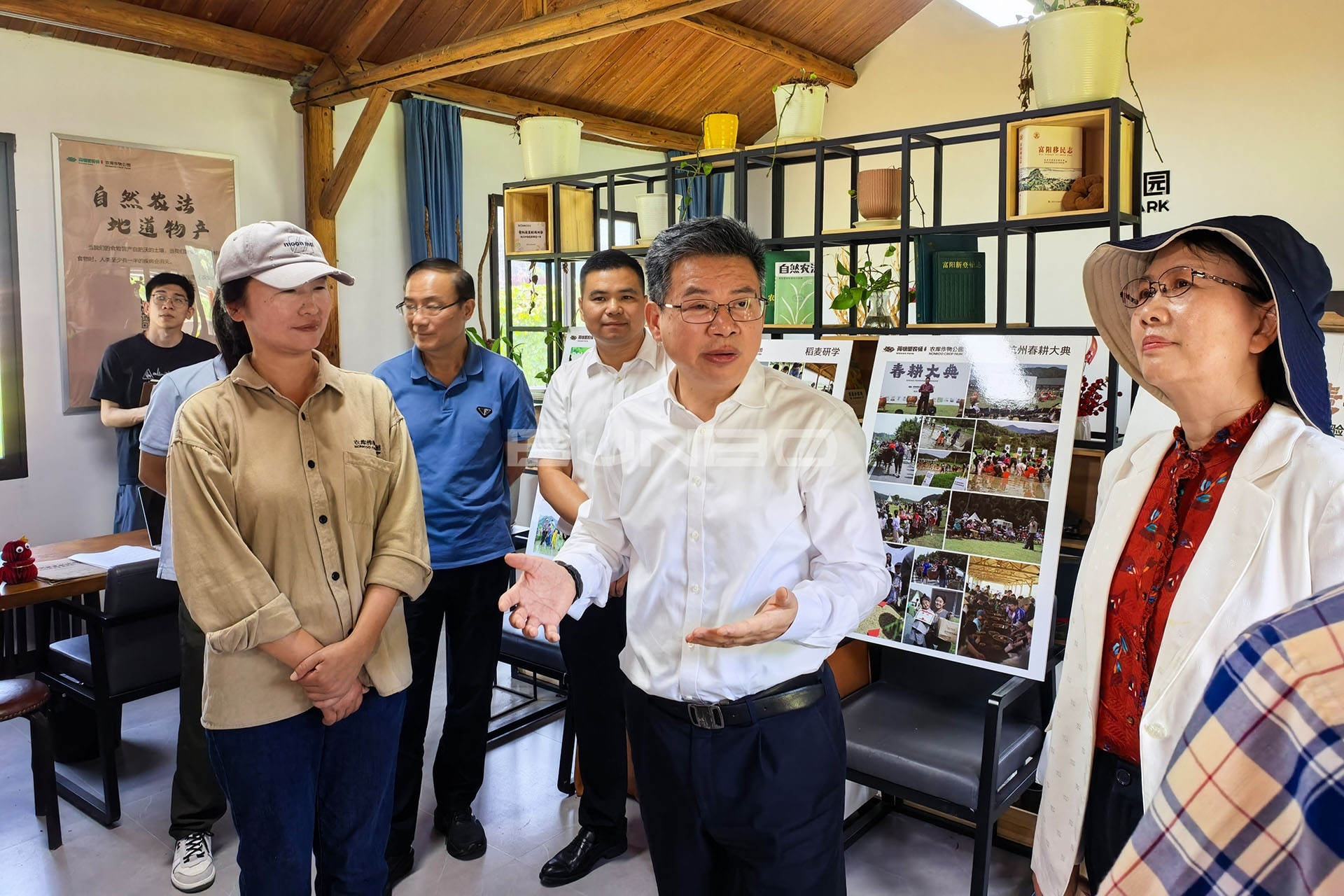 暨军民(中)、罗红卫(右)在农库作物公园展厅 暨军民(中)、罗红卫(右)在农库作物公园展厅