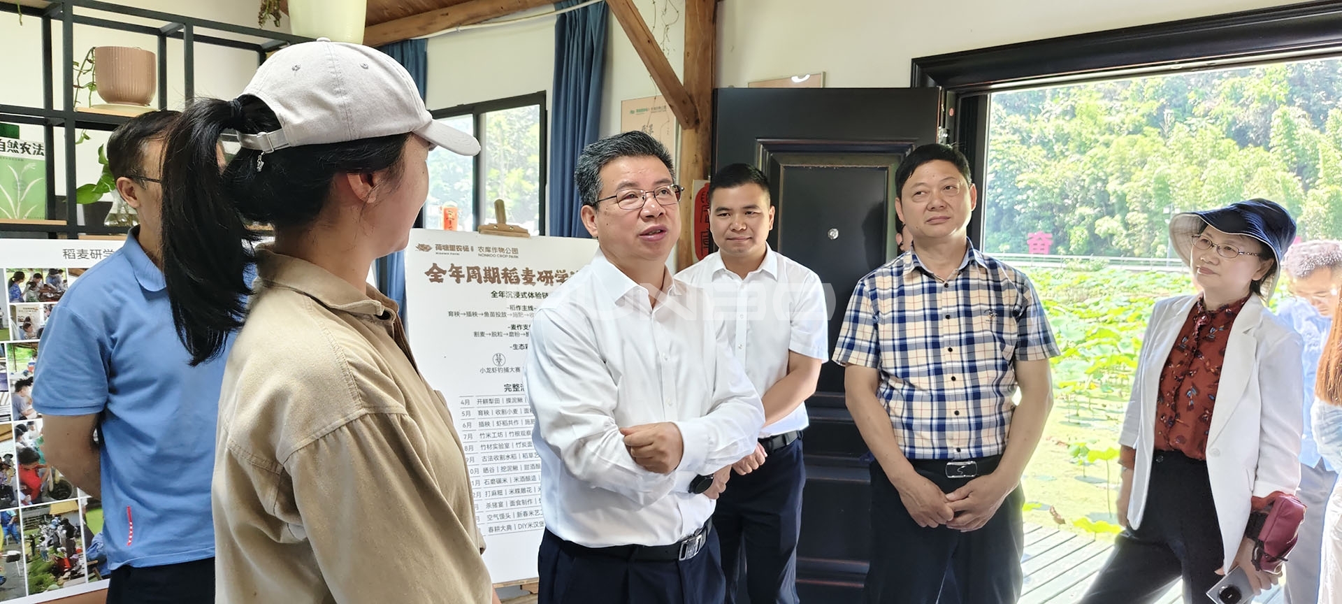 暨军民一行在农库作物公园调研 暨军民一行在农库作物公园调研